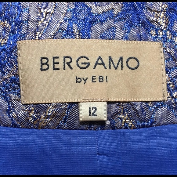 BEAUTIFUL BLAZER WITH GORGEOUS BUTTONS-LIKE NEW - Picture 3 of 5